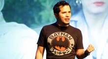 john-leguizamo-warms-up