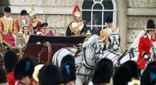 royal-wedding-carriage-procession-buckingham-20110429-073655-055