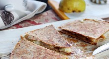 cheesy-quesadilla-with-pear-and-blue-cheese