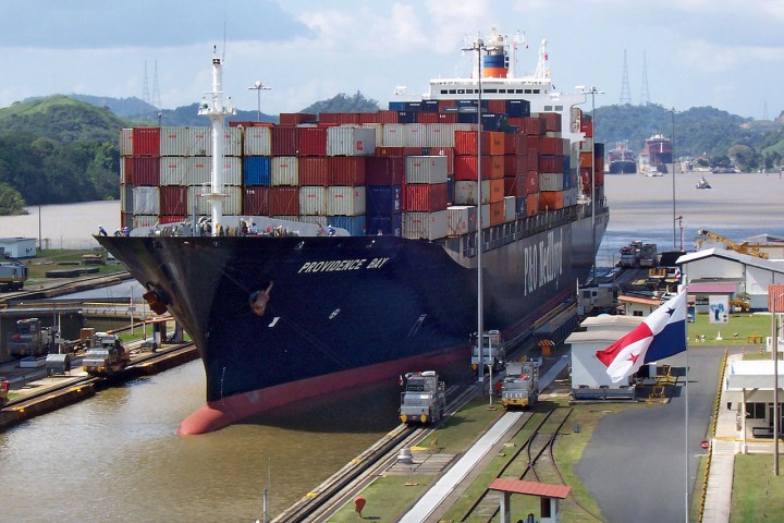 A ship entering one of the Panama Canal locks (Photo: Biberbaer/Wikimedia Commons)