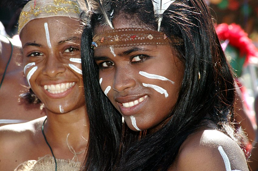 Dominican girls dressed up as Taínos (Global Panorama/Flickr)