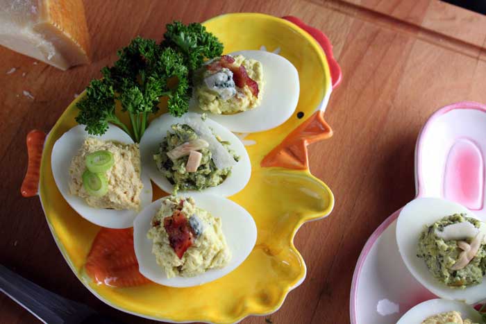 Fat & Happy: Wasabi, Bacon Blue and Pesto Deviled Eggs – Gozamos